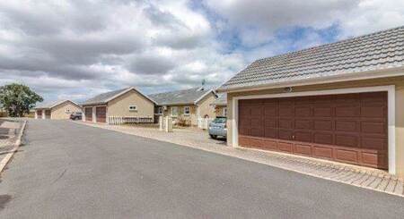 3 Bed Simplex in Padfield Park