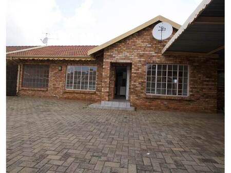 3 Bed Cluster in Rensburg
