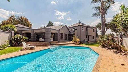 6 Bed Cluster in Bedfordview