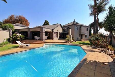 6 Bed Cluster in Bedfordview