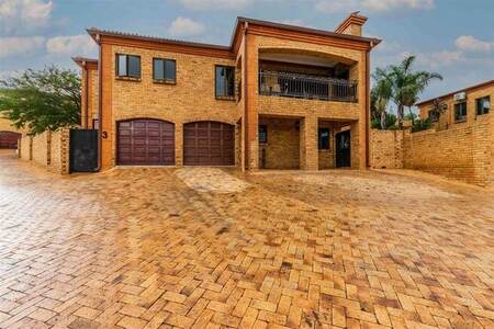 4 Bed Cluster in Noordheuwel