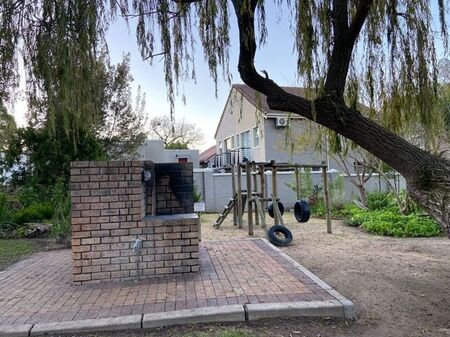 2 Bedroom Townhouse To Rent in Lemoenkloof