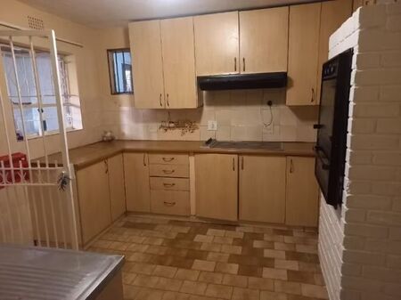 2.5bedroom Flat to rent in a well maintained building in Sunnyside East from 1 May 2026