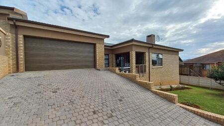 3 Bedroom duet for sale in Hartenbos Heuwels