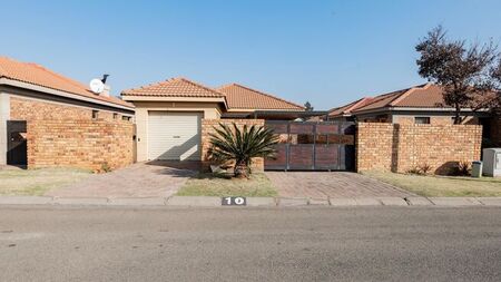 3 Bedroom cluster for sale in Southdowns Estate, Alberton