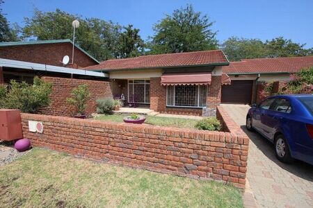 2 Bedroom Townhouse to Rent in Dagbreek Ext 4