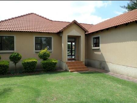4 Bedroom Townhouse to Rent in Emerald Estate