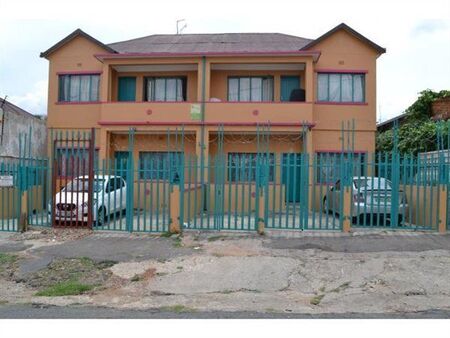 Bachelor apartment in Troyeville