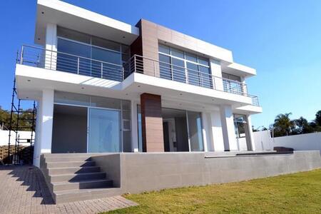 6 Bedroom House in Waterkloof Heights