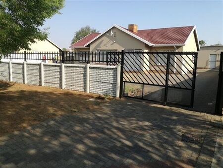 1 Bedroom House in Vanderbijlpark Central