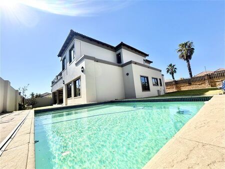 5 Bedroom House in Blue Valley Golf Estate