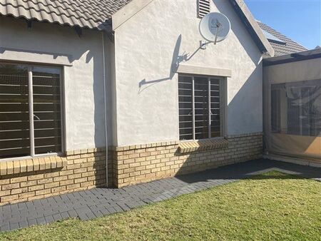 3 Bedroom Simplex in Willow Park Manor