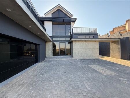4 Bedroom House in Waterkloof Ridge