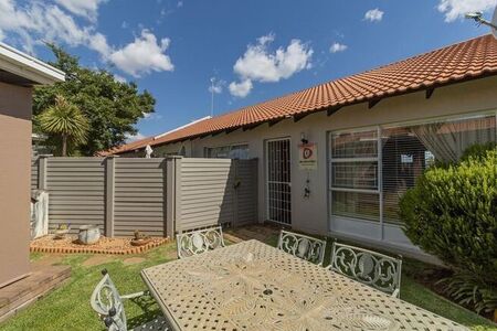 2 Bedroom townhouse - sectional to rent in Langenhovenpark, Bloemfontein