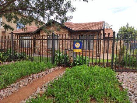 3 Bedroom Apartment in Montana Park