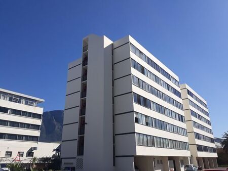 Bachelor Apartment to rent in Claremont, Cape Town