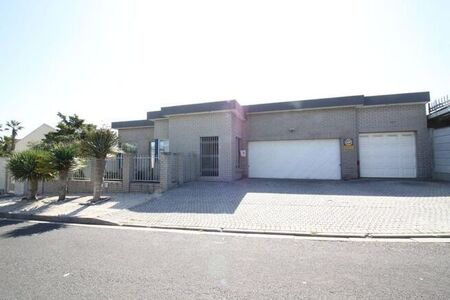 4 Bedroom house to rent in Melkbosstrand Central