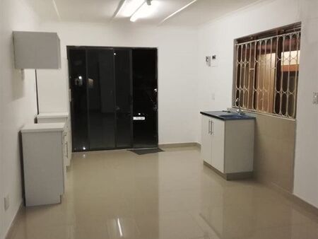 Bachelor apartment in Southgate