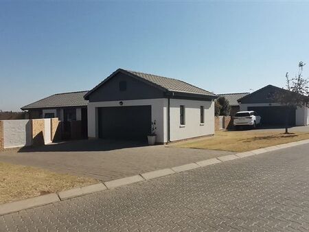 3 Bedroom Townhouse in Rooihuiskraal North