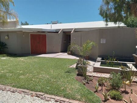 8 Bedroom House in Flora Park