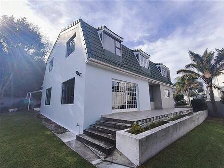 4 Bedroom House in Hermanus Heights
