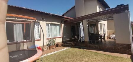 3 Bedroom duplex townhouse - sectional to rent in Eldoraigne, Centurion