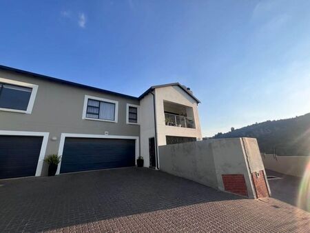 4 Bedroom duplex townhouse - sectional to rent in Constantia Kloof, Roodepoort