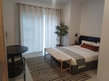 Bachelor apartment in Illovo