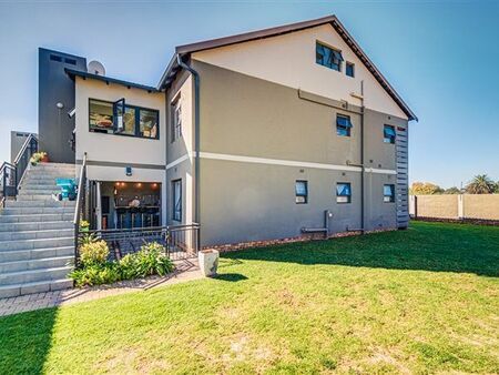 2 Bedroom Townhouse in Norton Park