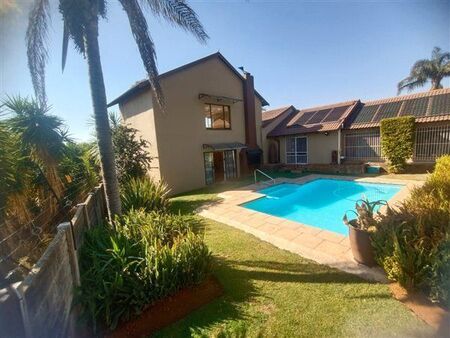 4 Bedroom House in Noordheuwel