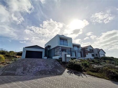 3 Bedroom House in Village On Sea