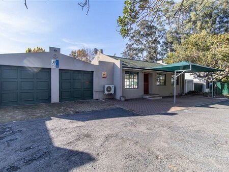 4 Bedroom House in Onder Papegaaiberg