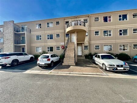 2 Bedroom Apartment in Sir Lowrys Pass