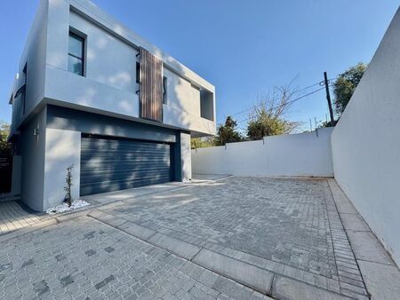 3 Bedroom duplex townhouse - sectional to rent in Bryanston, Sandton