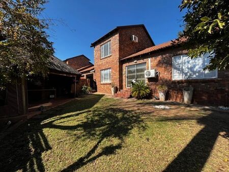 3 Bedroom cluster to rent in Honeydew Ridge, Roodepoort