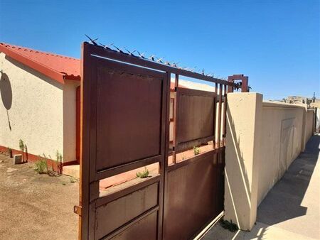 2 Bedroom House in Zola