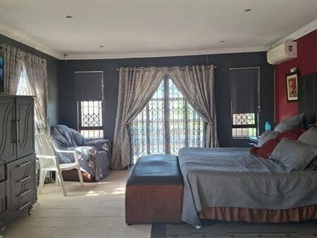 5 Bedroom Townhouse in Somerset Park