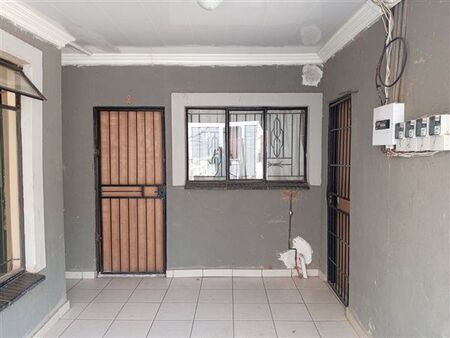Bachelor apartment in Mabopane
