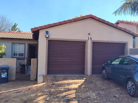 2 Bedroom townhouse - sectional to rent in Honeydew Manor, Roodepoort