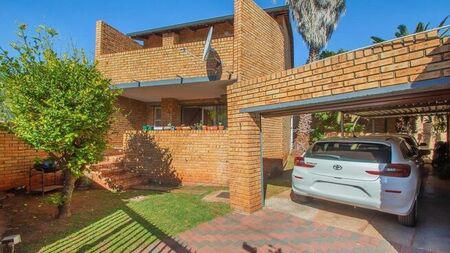3 Bedroom duplex townhouse - sectional to rent in Roodekrans, Roodepoort