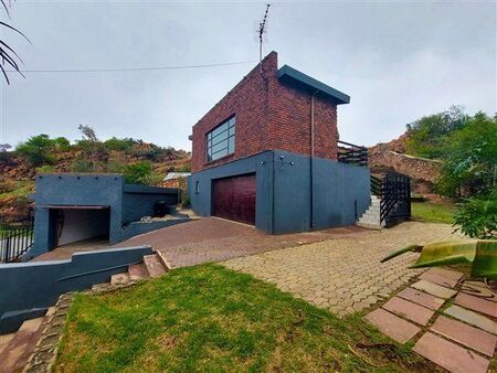 4 Bedroom House in Oakdene