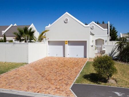 3 Bedroom House in Sunningdale