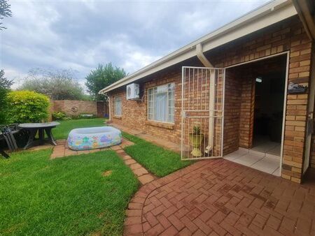 2 Bedroom House in Rhodesdene