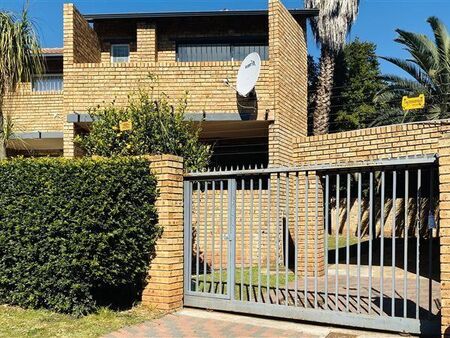 3 Bedroom Apartment in Roodekrans