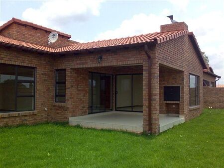3 Bedroom Cluster in Honeydew Manor