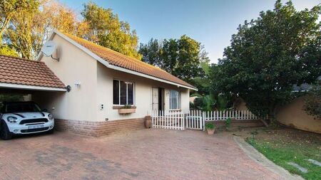 2 Bedroom cottage to rent in Paulshof, Sandton