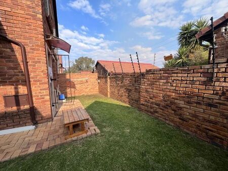 2 Bedroom duplex townhouse - sectional to rent in Wilgeheuwel, Roodepoort
