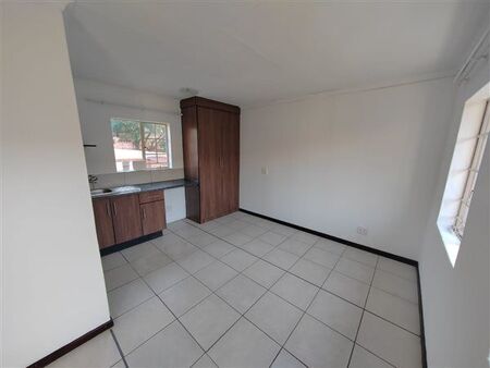 0.5 Bedroom Flat in Eloffsdal