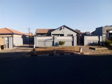 3 Bedroom House in Aeroton