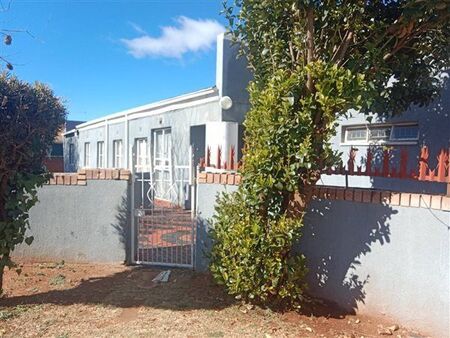3 Bedroom House in Bezuidenhout Valley